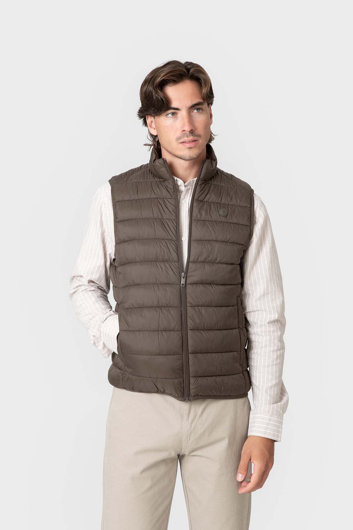 Chaleco Acolchado Marrón para Hombre con Cuello Alto