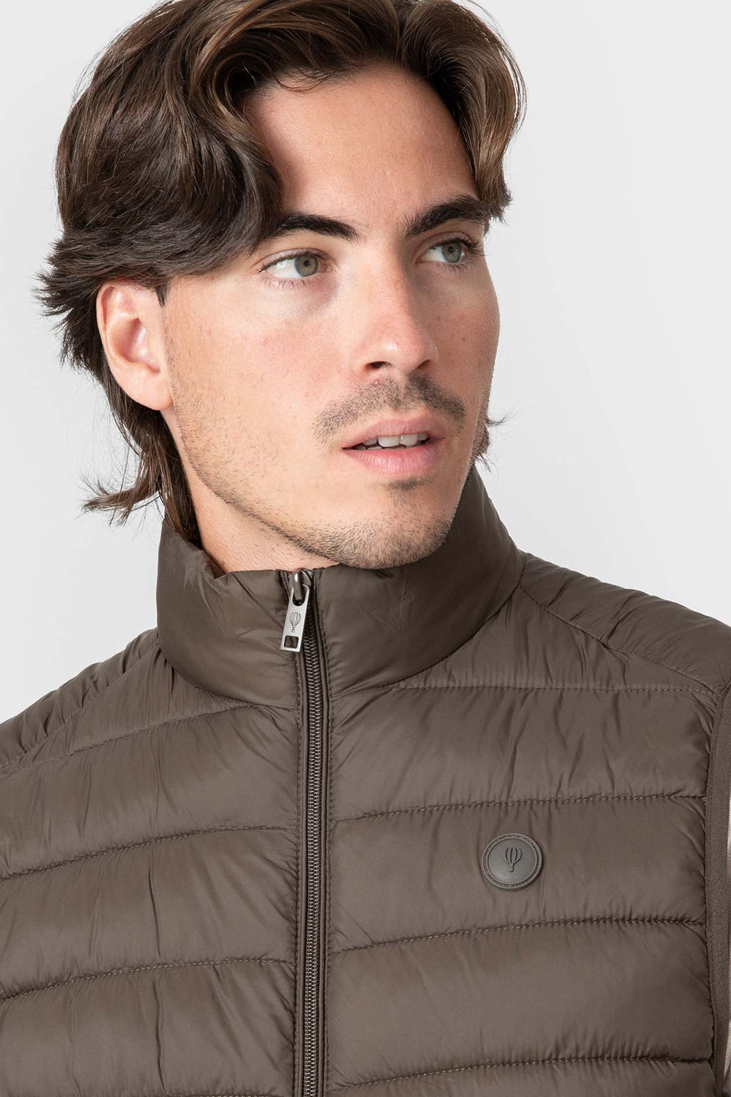 Chaleco Acolchado Marrón para Hombre con Cuello Alto