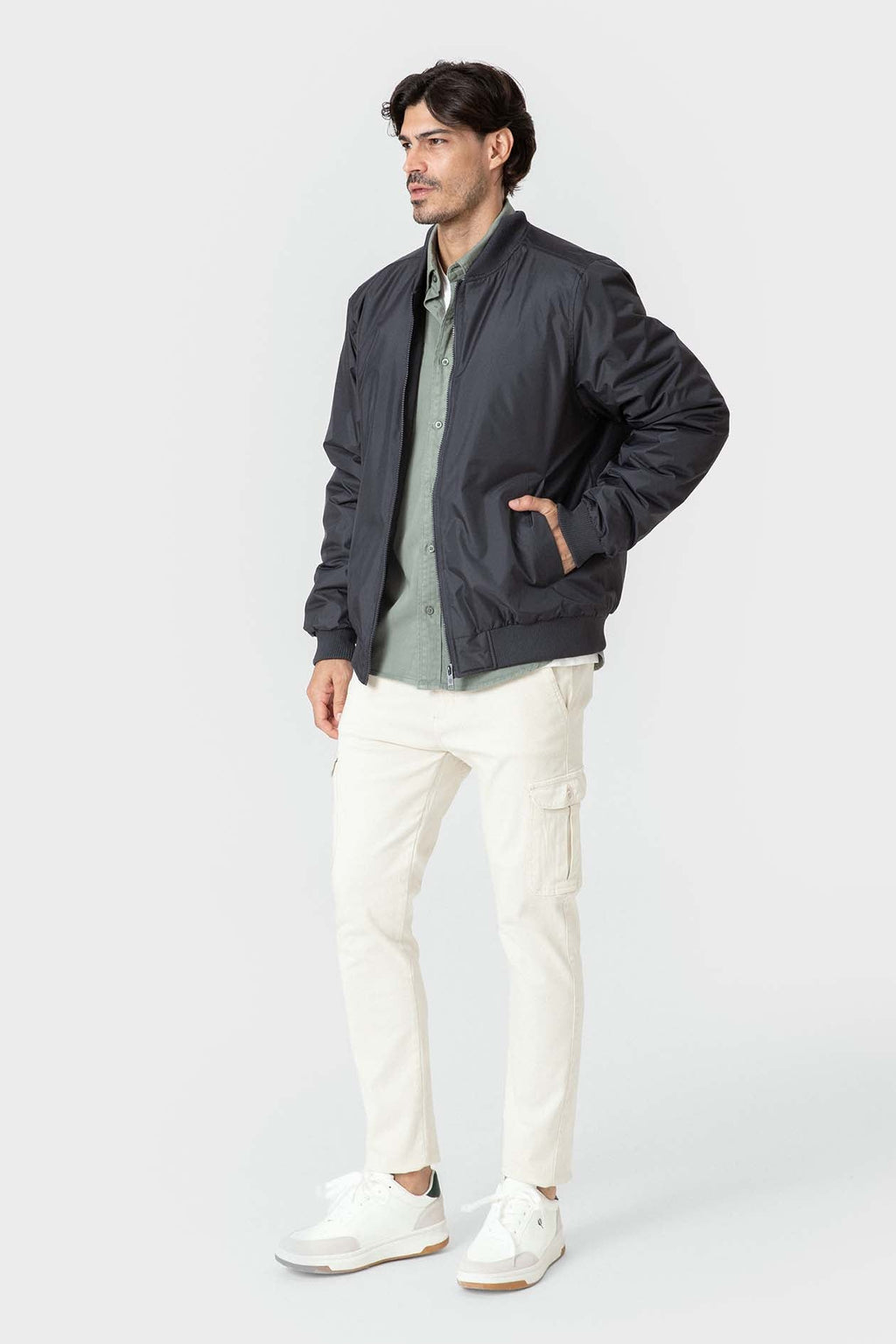 Cazadora bomber azul de hombre con corte slim y cremallera