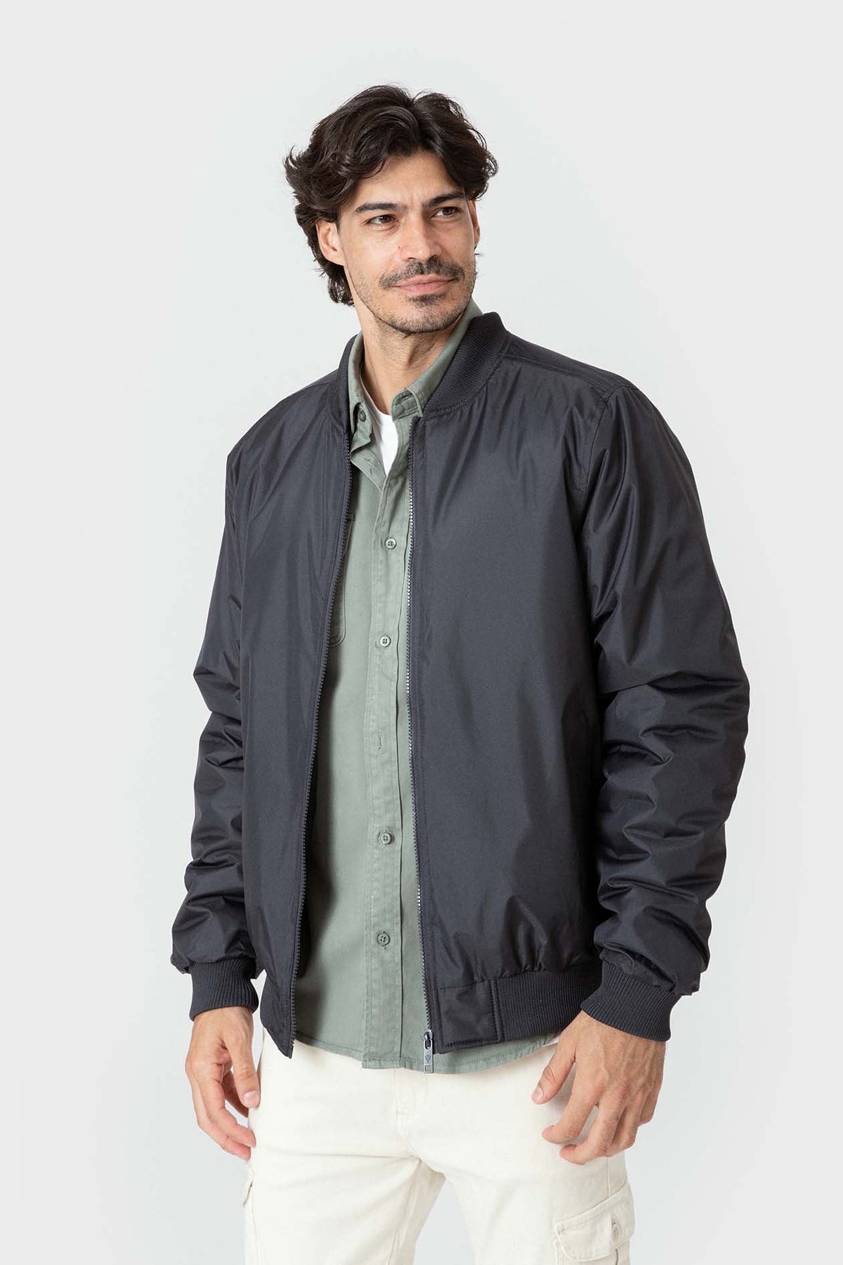 Cazadora bomber azul de hombre con corte slim y cremallera