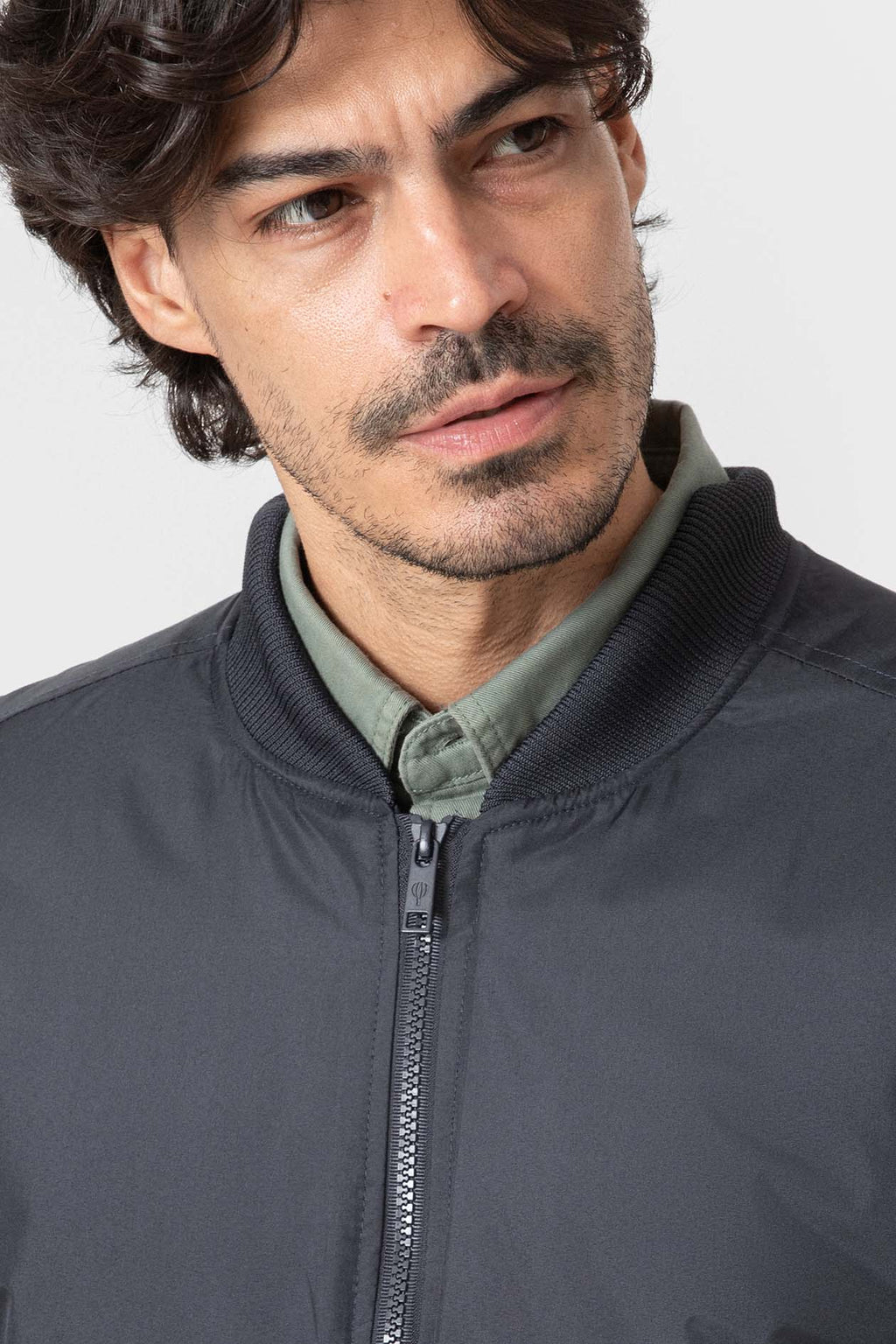Cazadora bomber azul de hombre con corte slim y cremallera