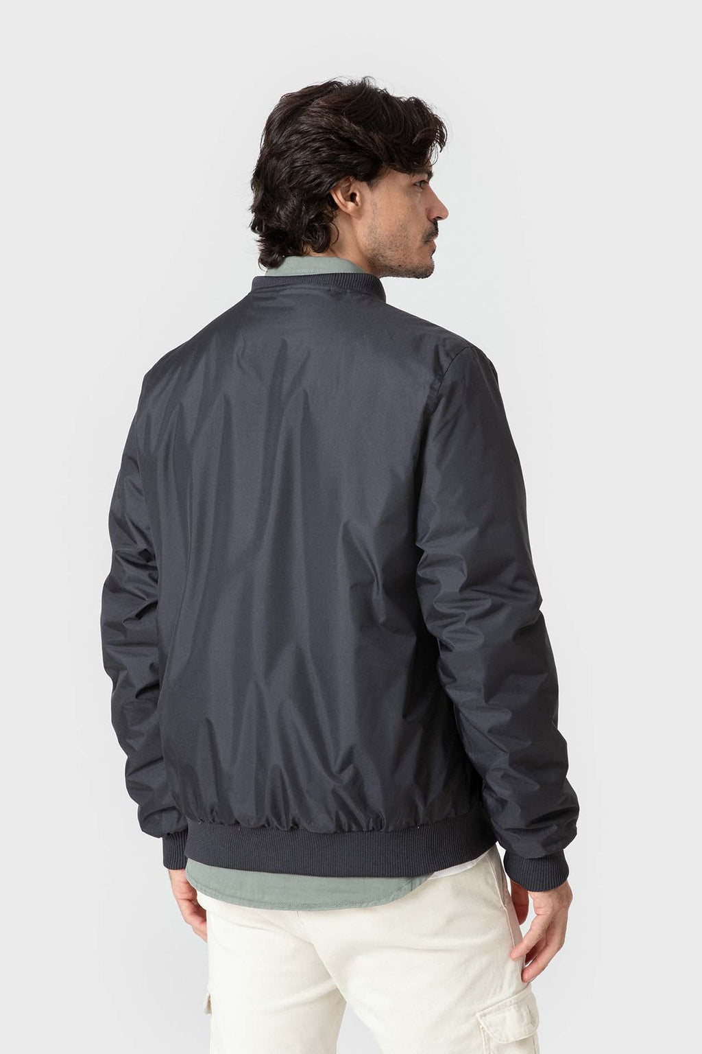 Cazadora bomber azul de hombre con corte slim y cremallera