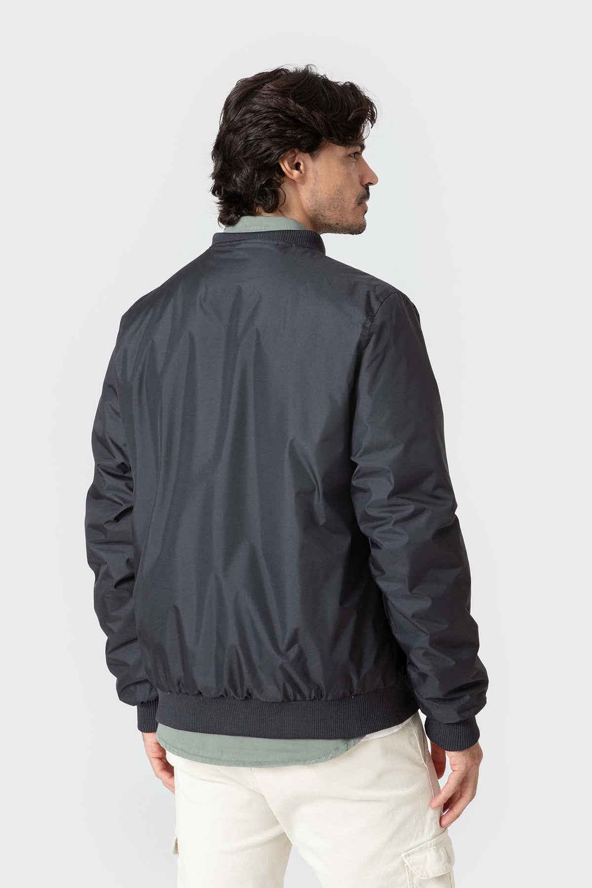 Cazadora bomber azul de hombre con corte slim y cremallera