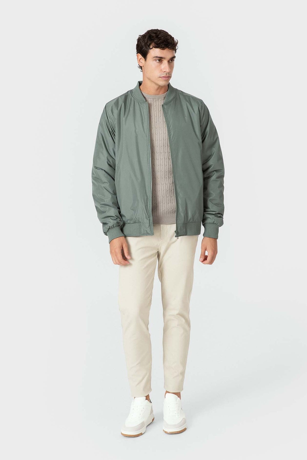 Cazadora bomber verde de hombre con corte slim y cremallera