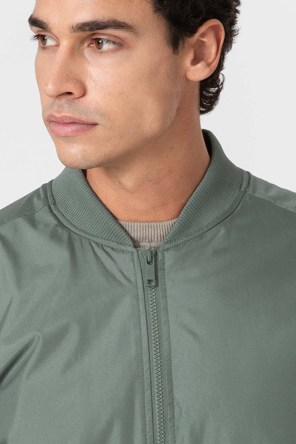 Cazadora bomber verde de hombre con corte slim y cremallera