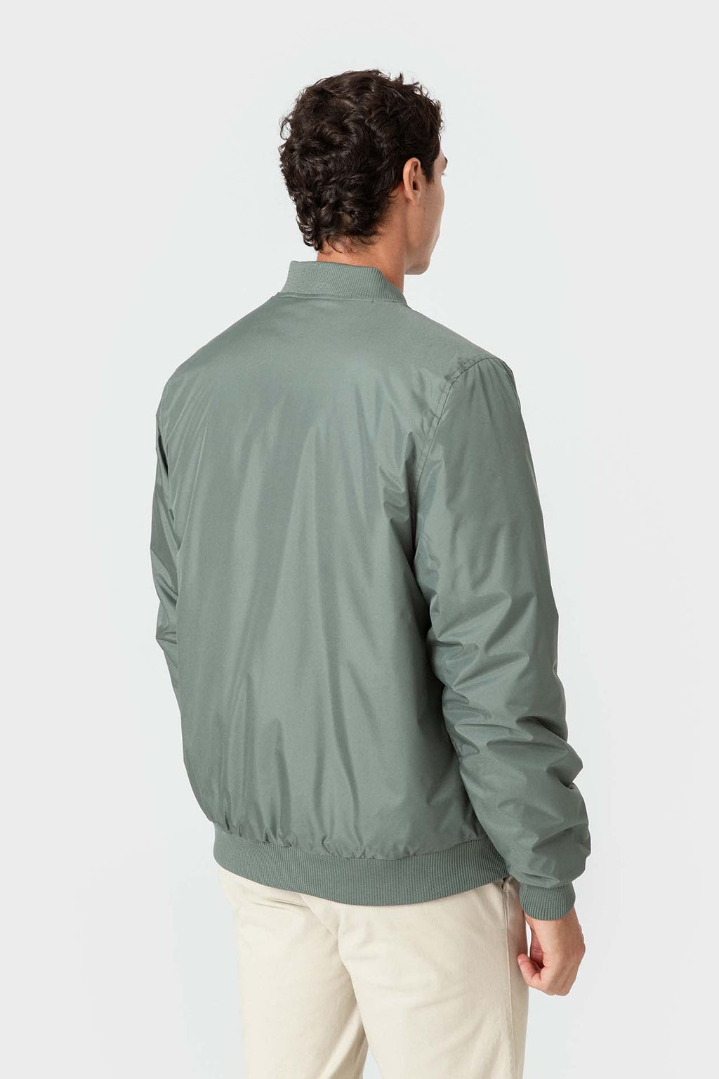 Cazadora bomber verde de hombre con corte slim y cremallera