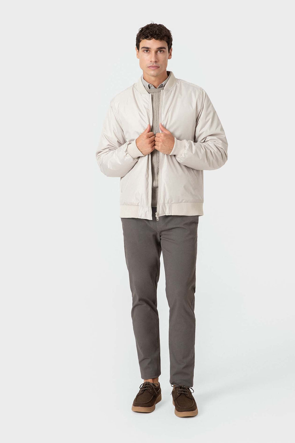 Cazadora bomber beige de hombre con corte slim y cremallera