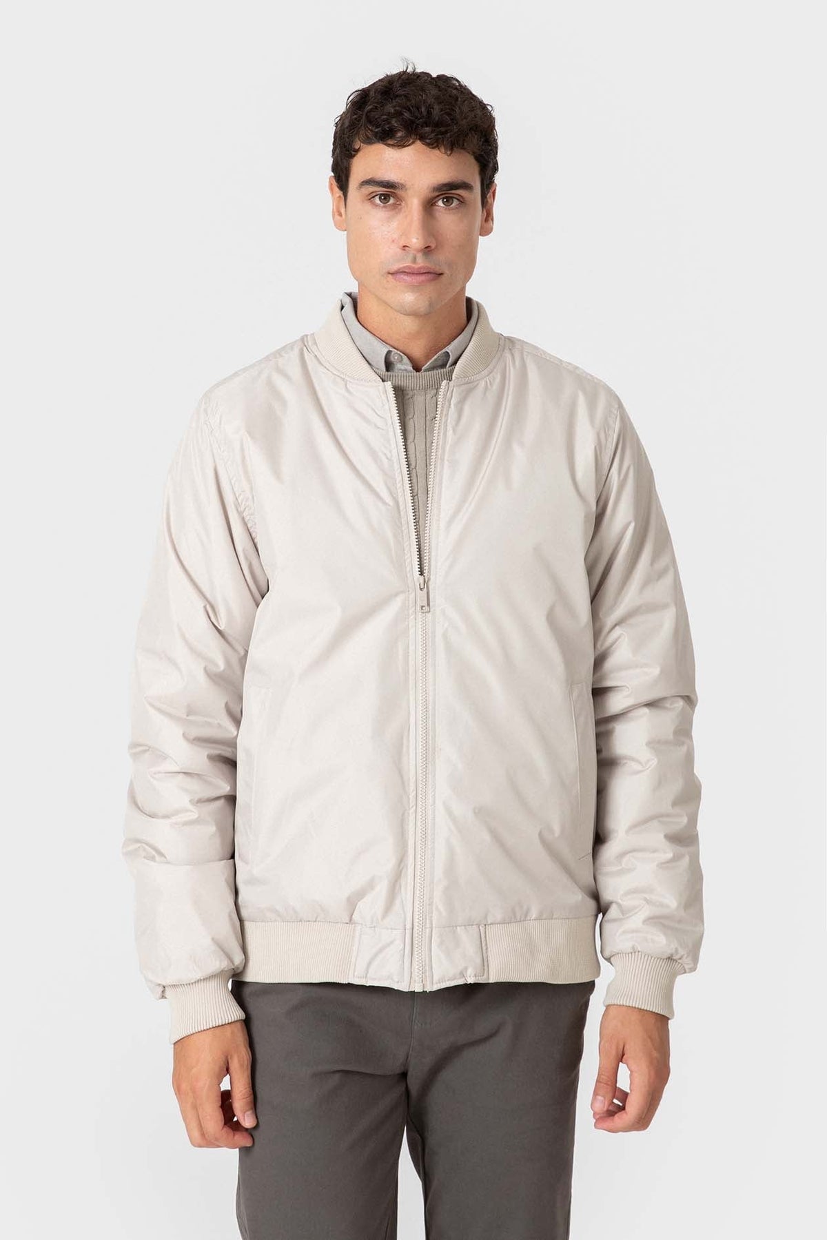 Cazadora bomber beige de hombre con corte slim y cremallera