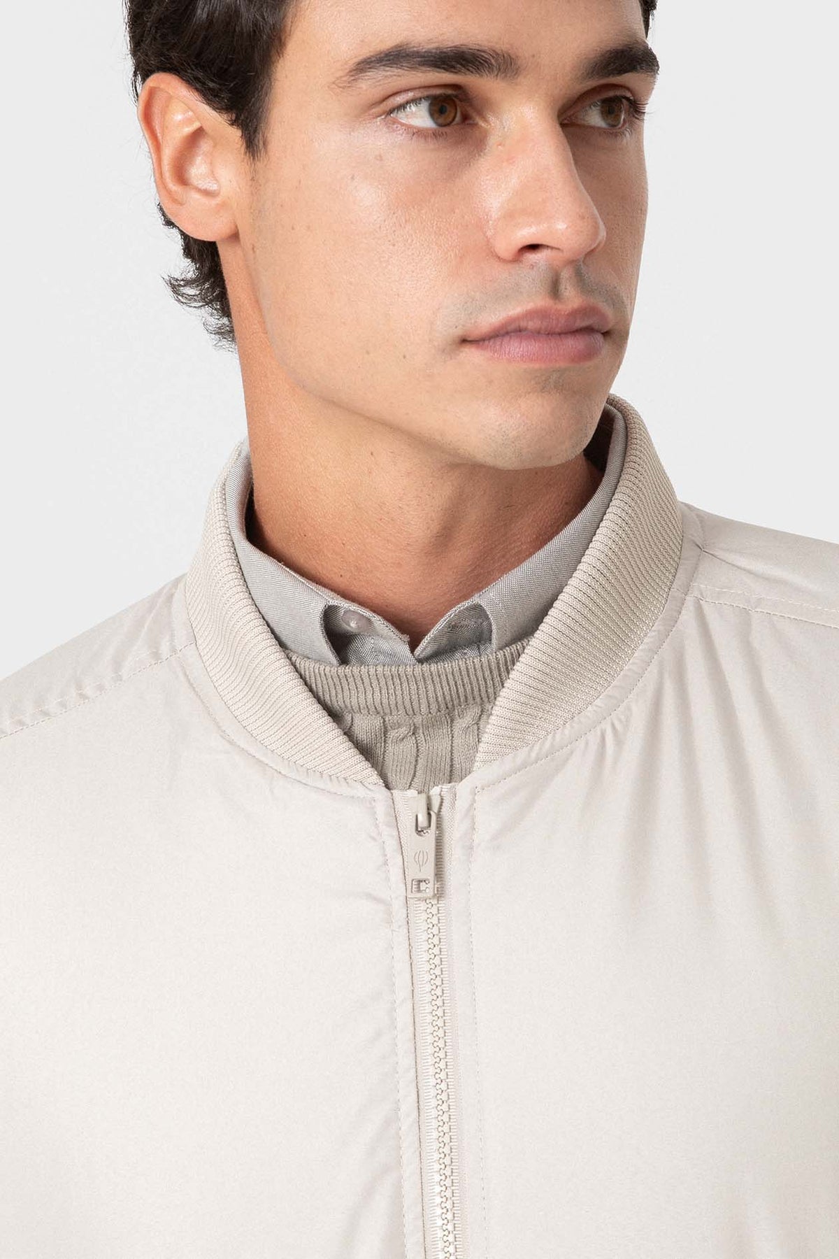 Cazadora bomber beige de hombre con corte slim y cremallera