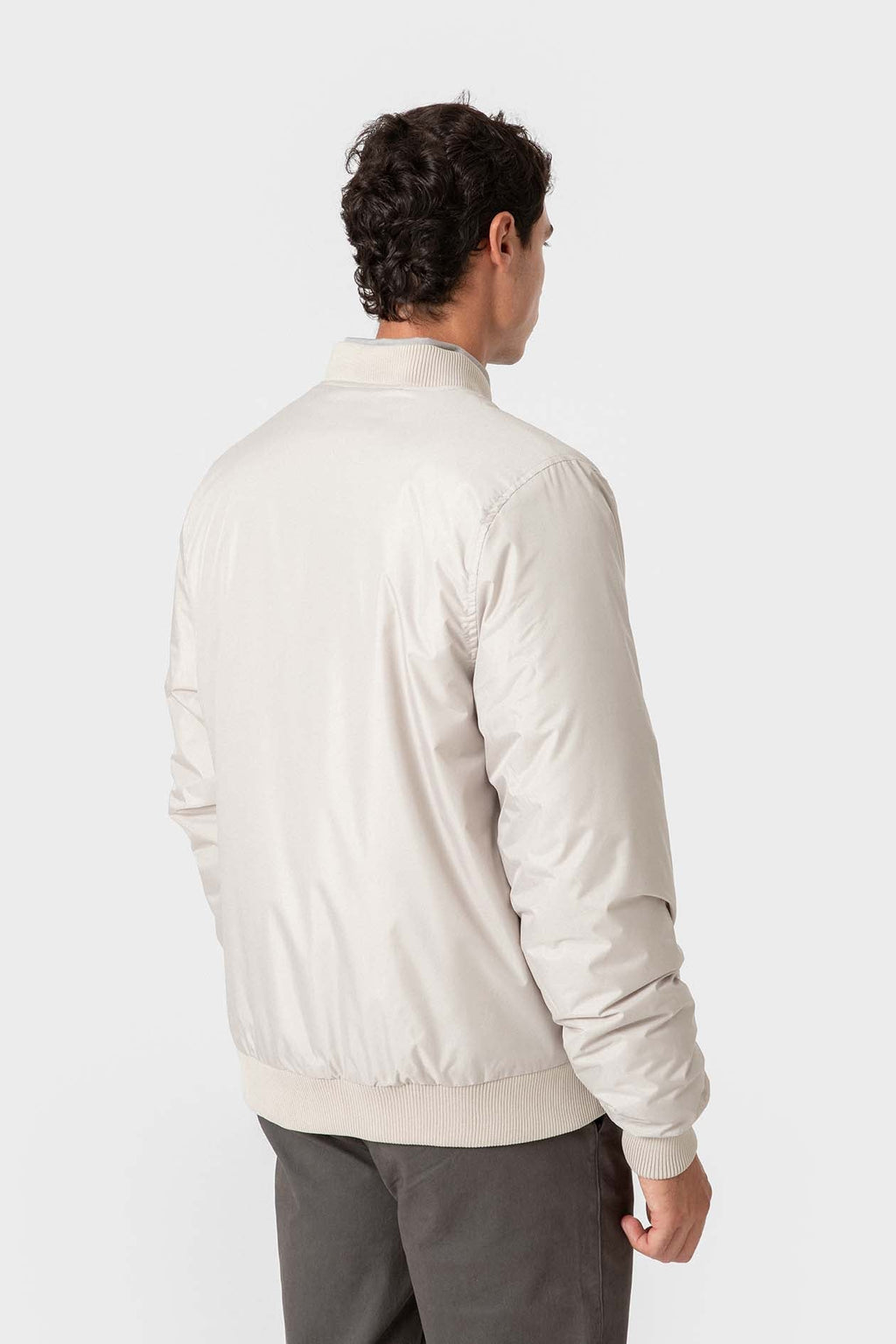 Cazadora bomber beige de hombre con corte slim y cremallera