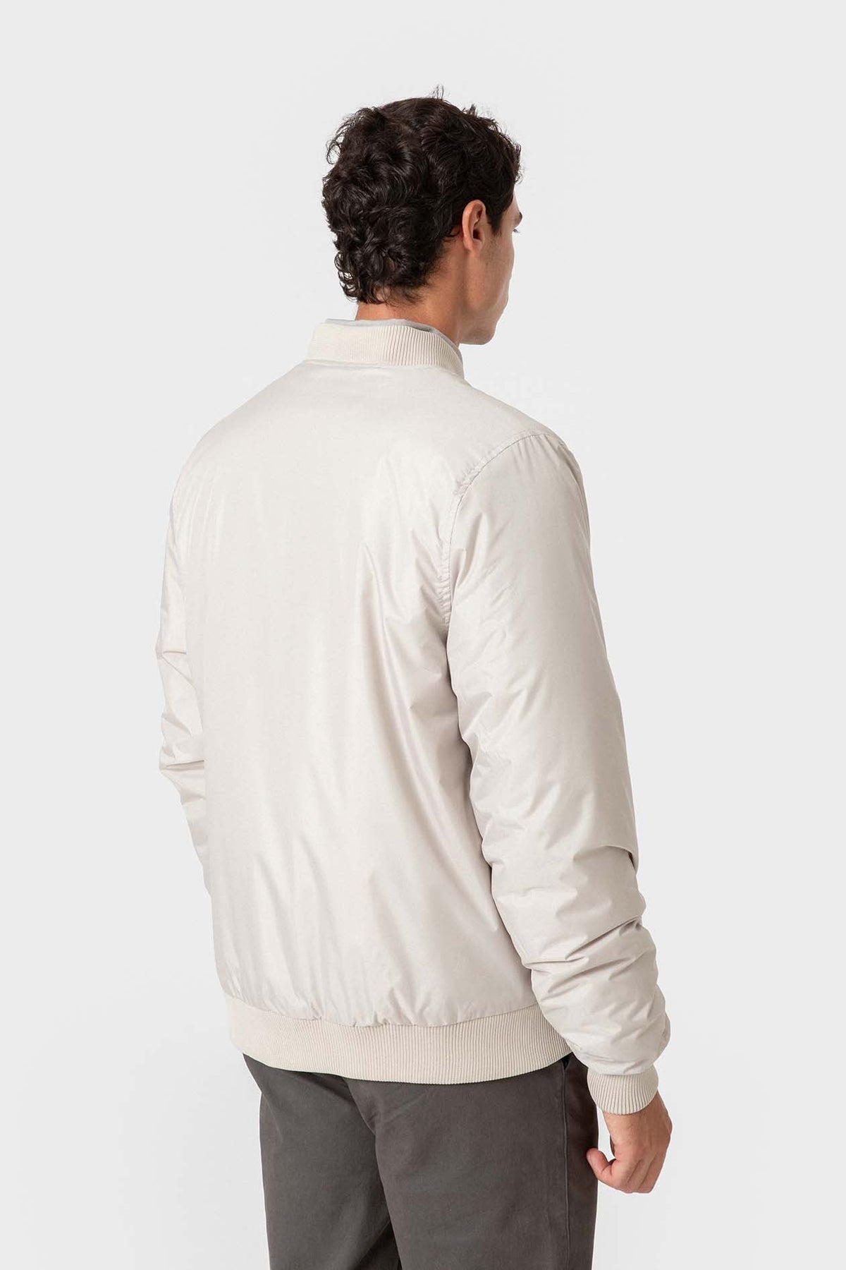 Cazadora bomber beige de hombre con corte slim y cremallera