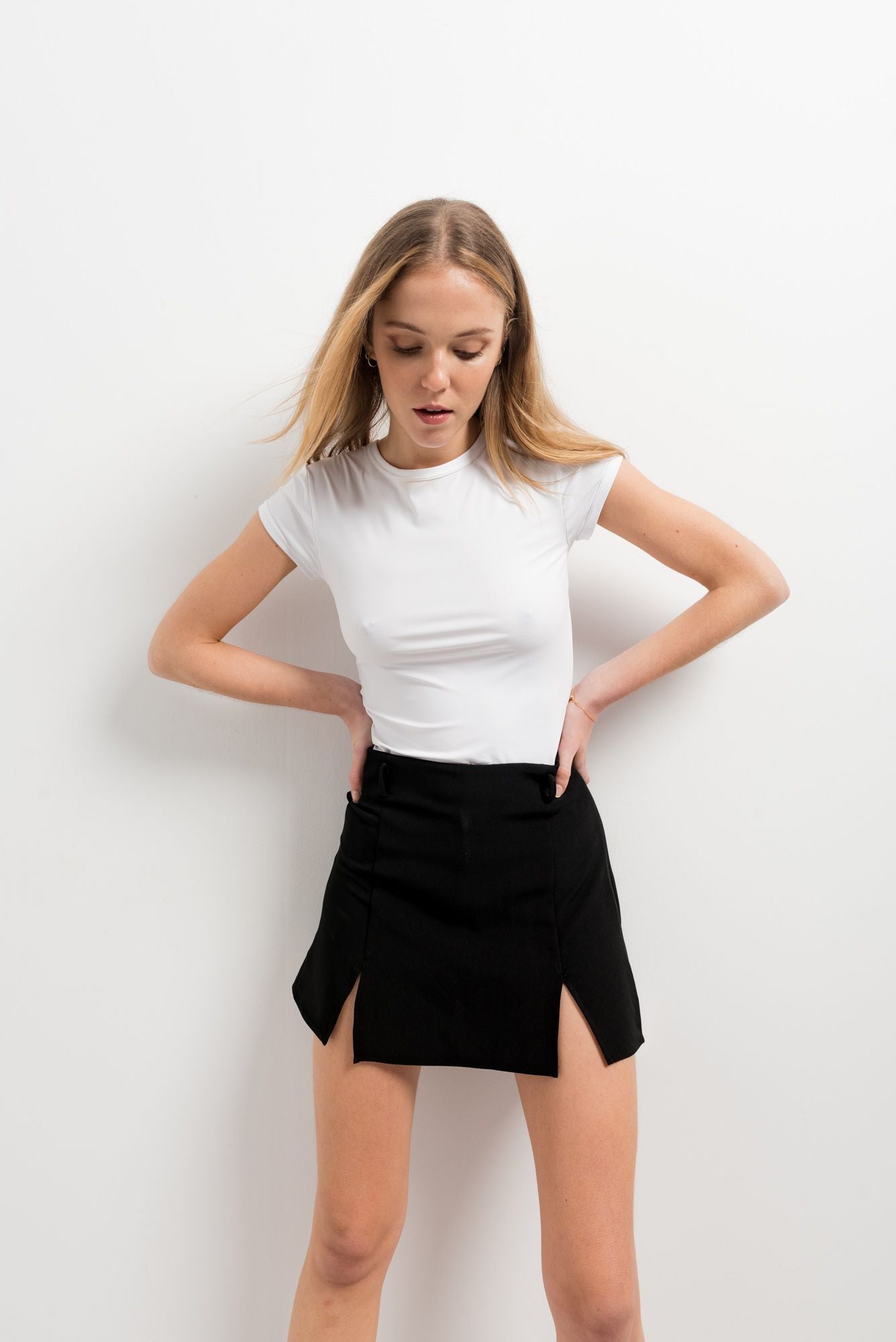 Falda pantalón (skort) de corte recto con abertura lateral en color (especificar color).