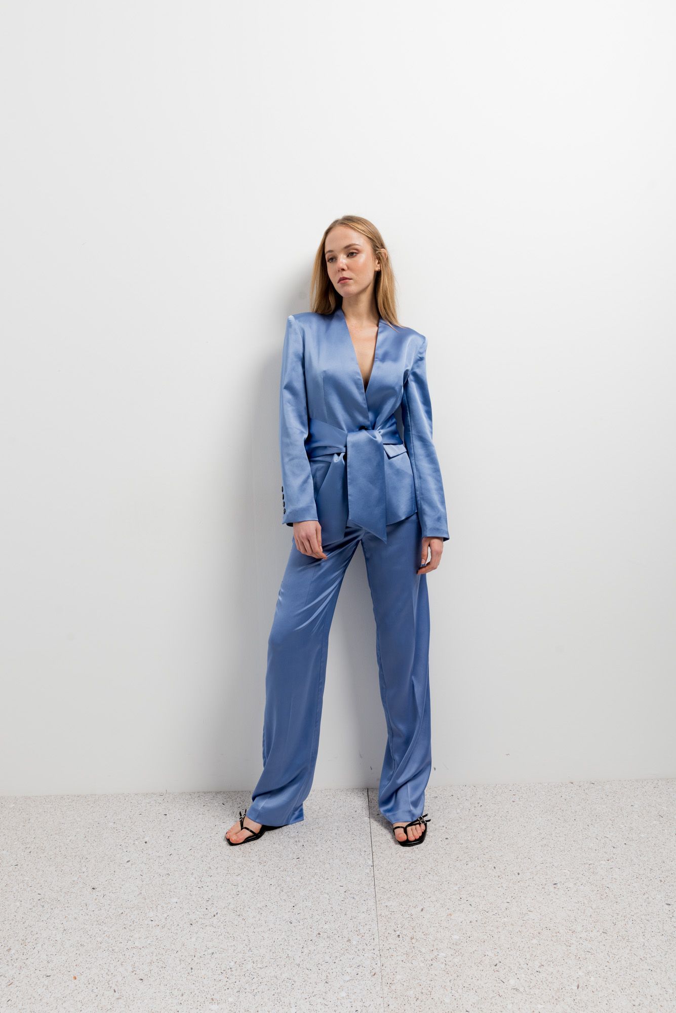 Pantalón satinado azul de corte recto y tejido brillante diseño español