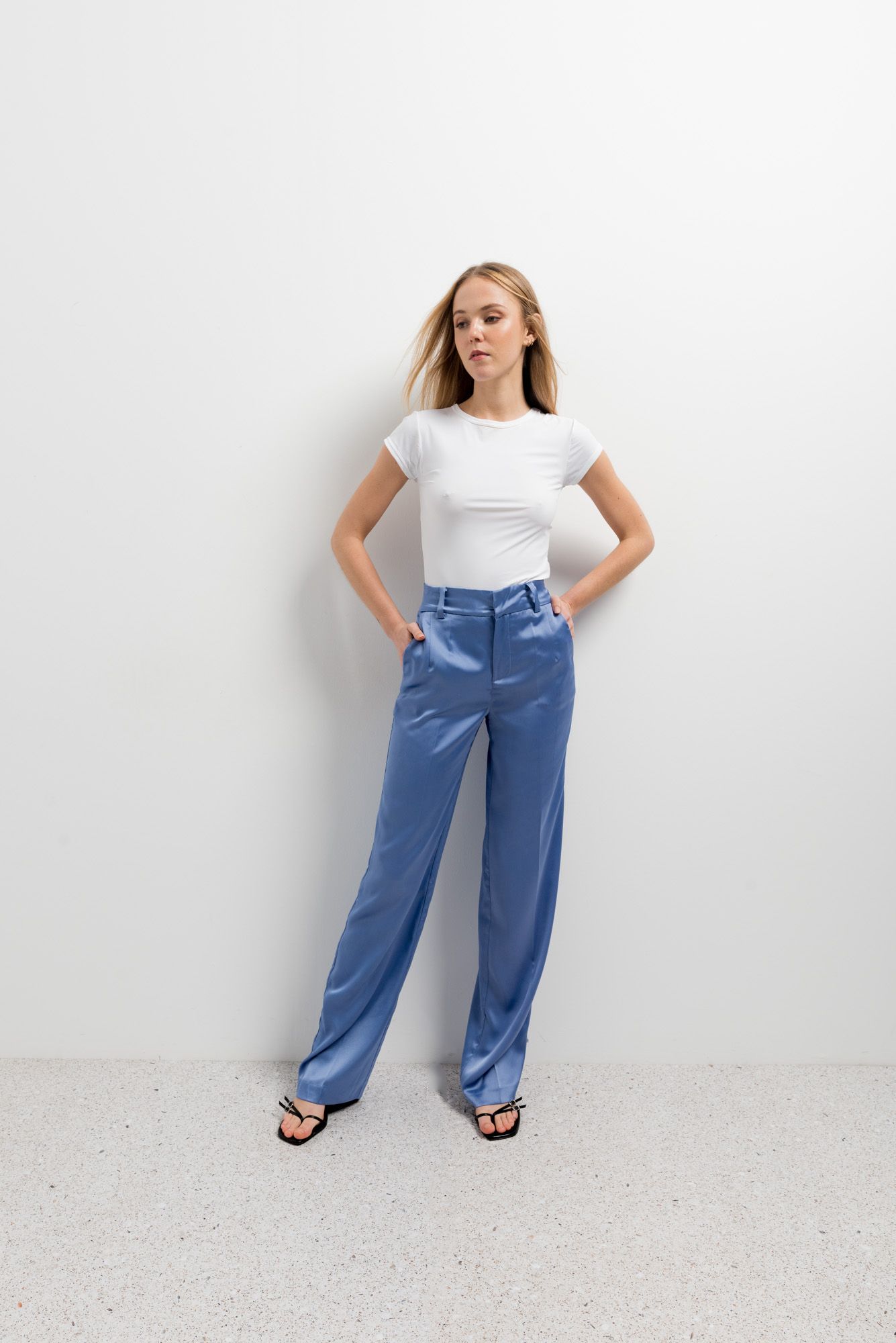 Pantalón satinado azul de corte recto y tejido brillante diseño español