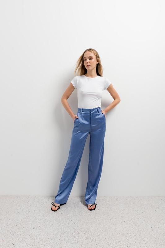 Pantalón satinado azul de corte recto y tejido brillante diseño español