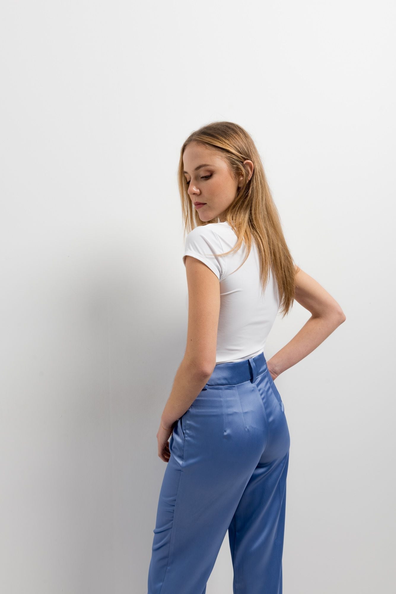 Pantalón satinado azul de corte recto y tejido brillante diseño español