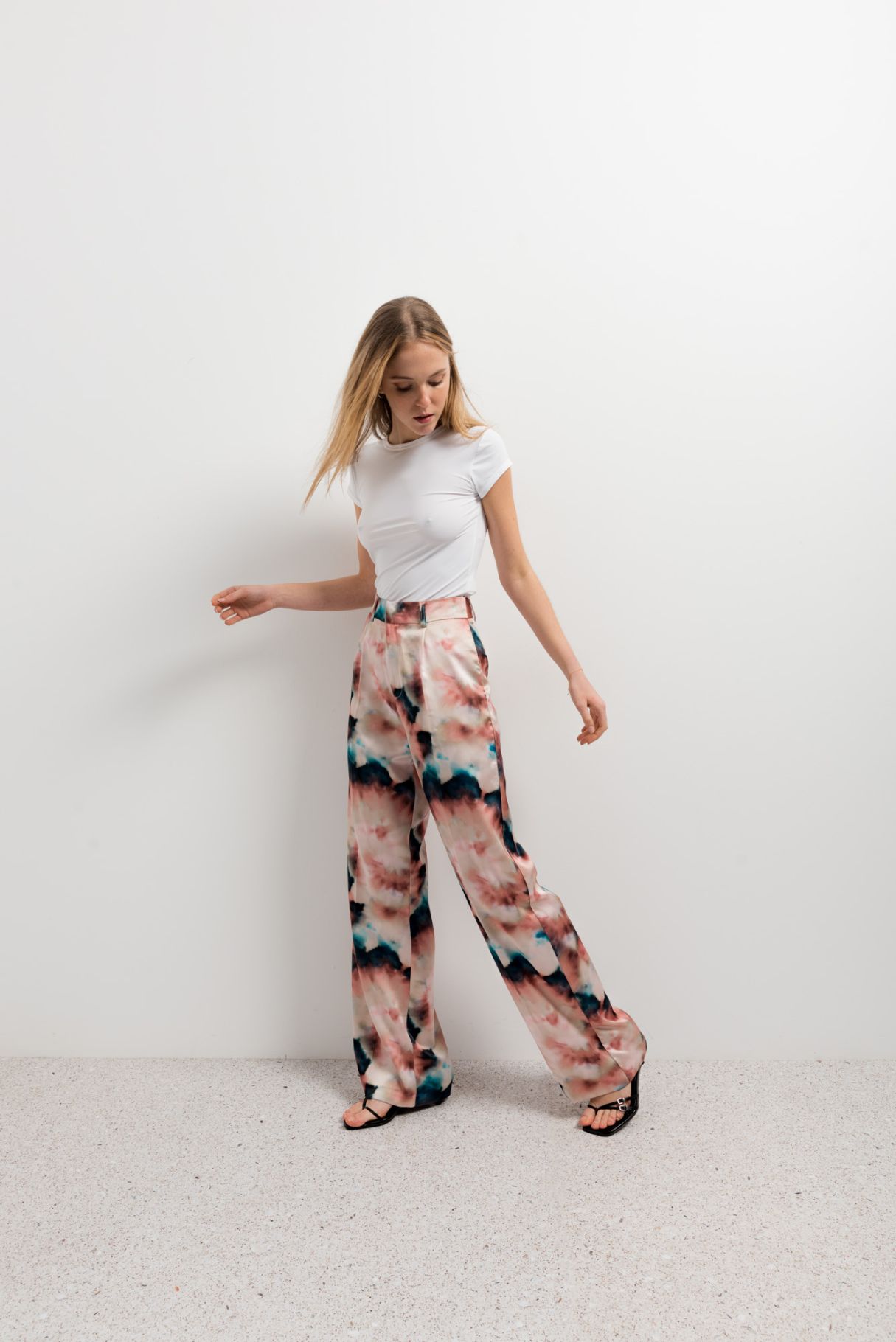 Pantalón recto fluido elástico con estampado tie dye abstracto en color rosa