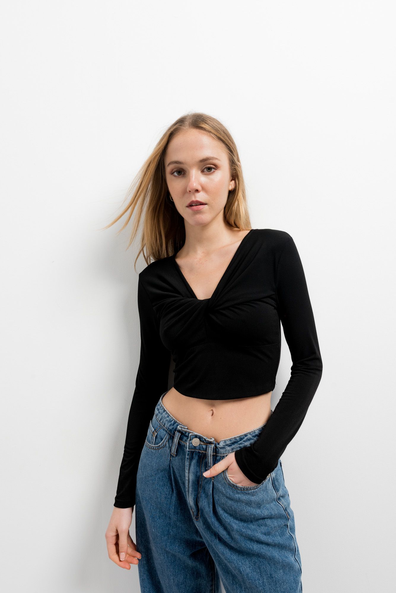 Camiseta entallada de manga larga con detalle de nudo drapeado en color negro