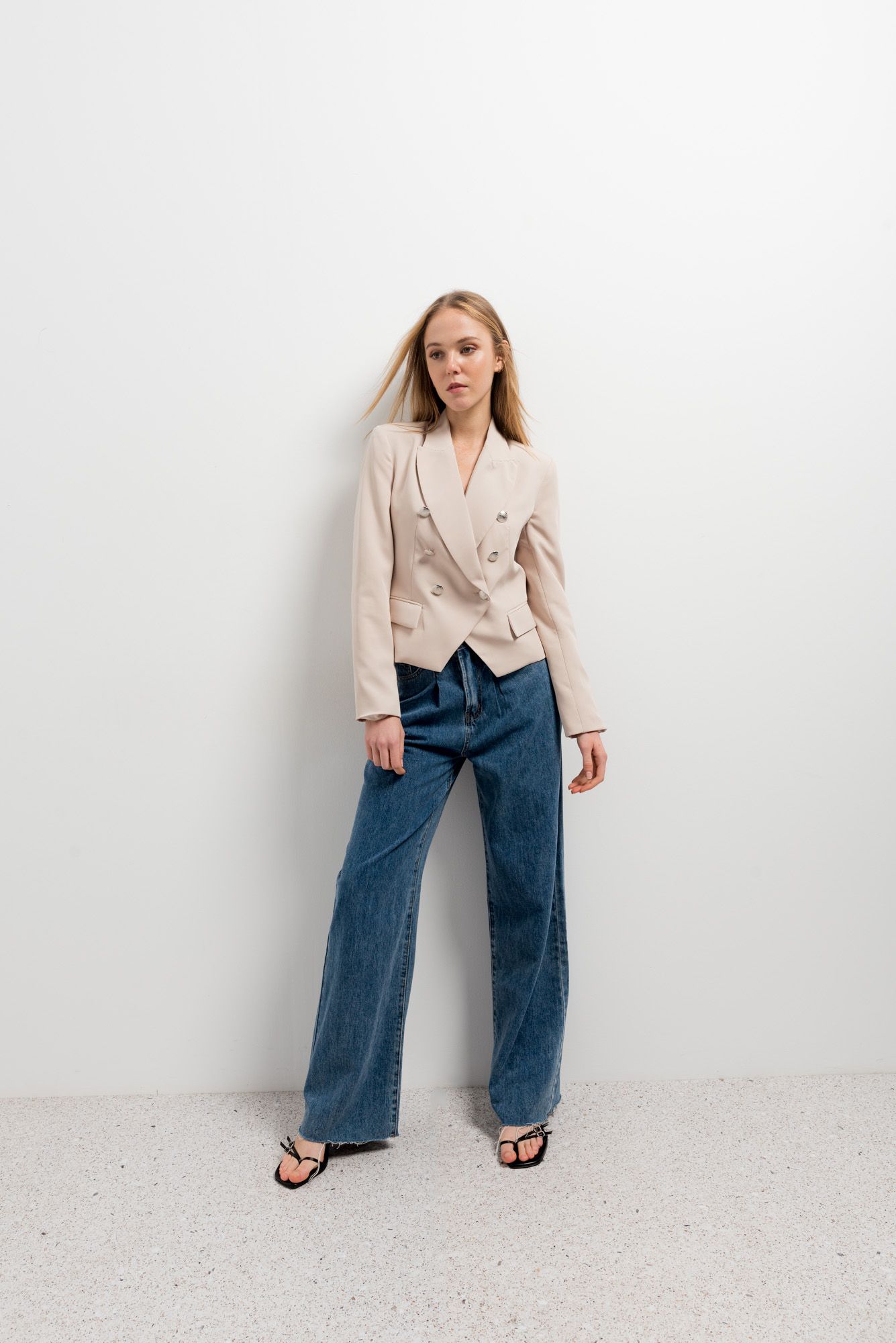 Blazer de sastre cruzada con botones de doble hilera en color (especificar color).