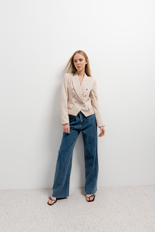 Blazer de sastre cruzada con botones de doble hilera en color (especificar color).