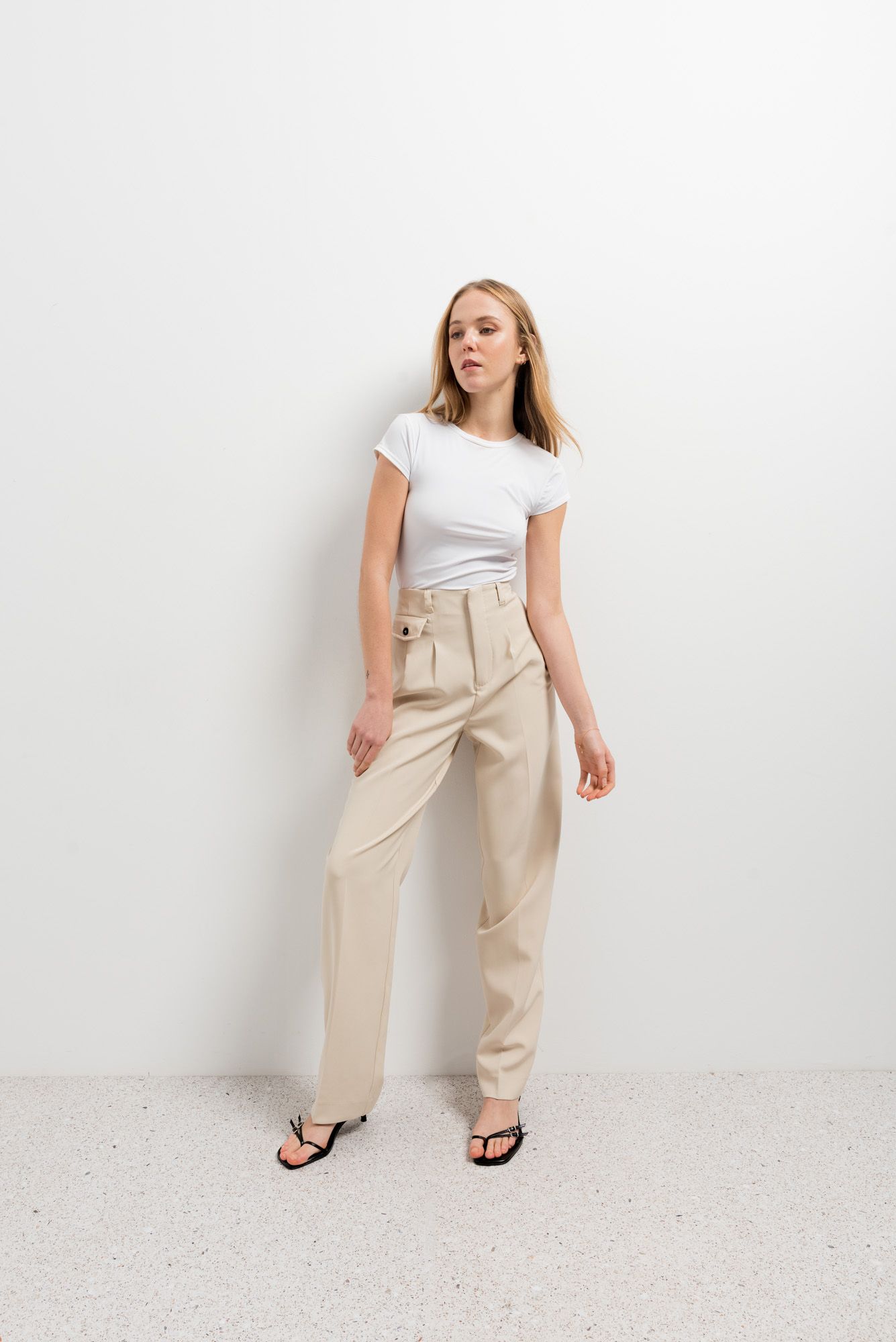Pantalón beige de corte masculino con detalle de pinzas diseño español