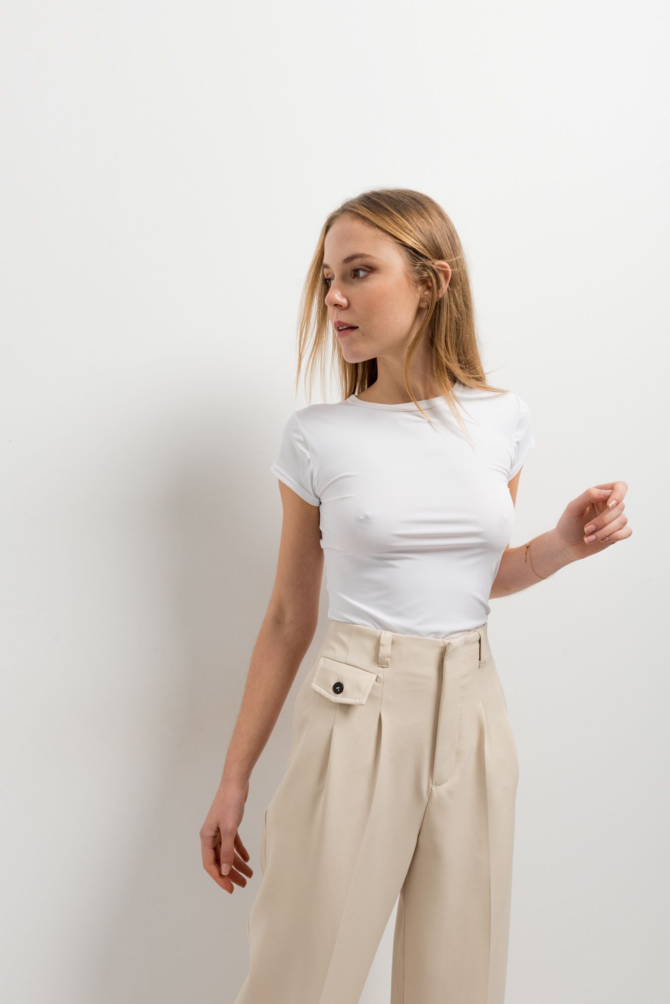 Pantalón beige de corte masculino con detalle de pinzas diseño español