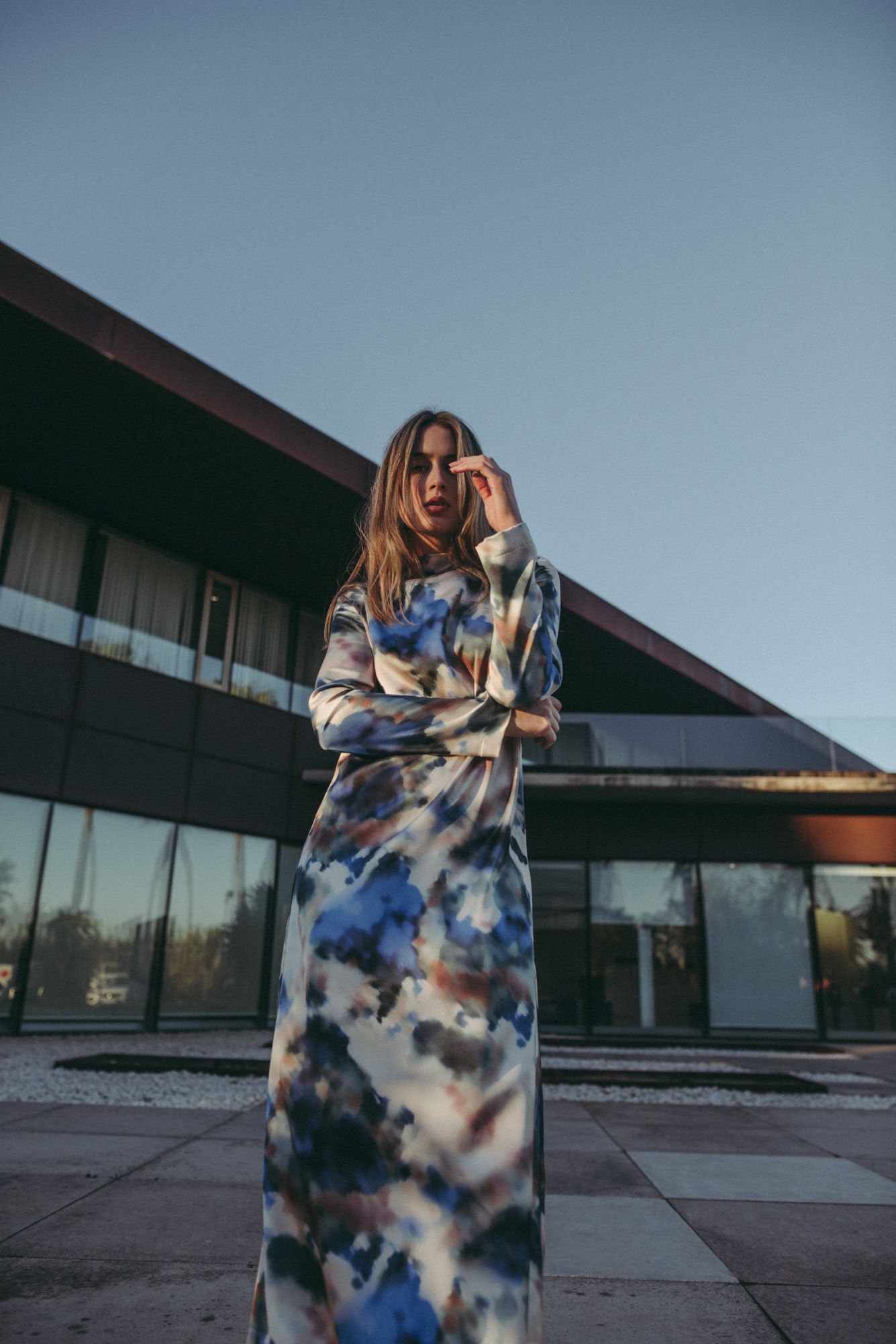 Vestido midi estampado de manga larga con caída fluida diseño español
