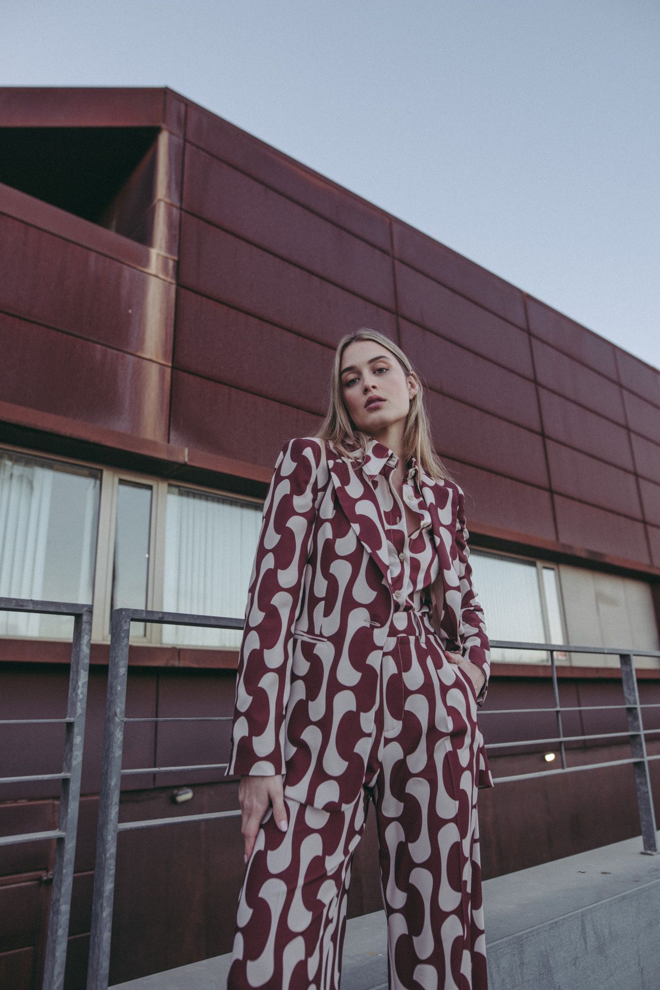 Blazer de mujer con estampado en tonos burdeos diseño español