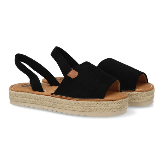 Sandalias menorquinas negras con suela de yute.