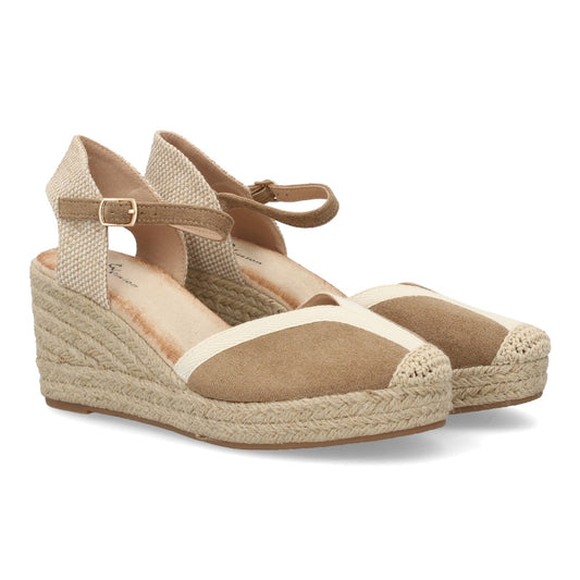 Alpargata artesanal color kaki con cuña de esparto y hebilla.