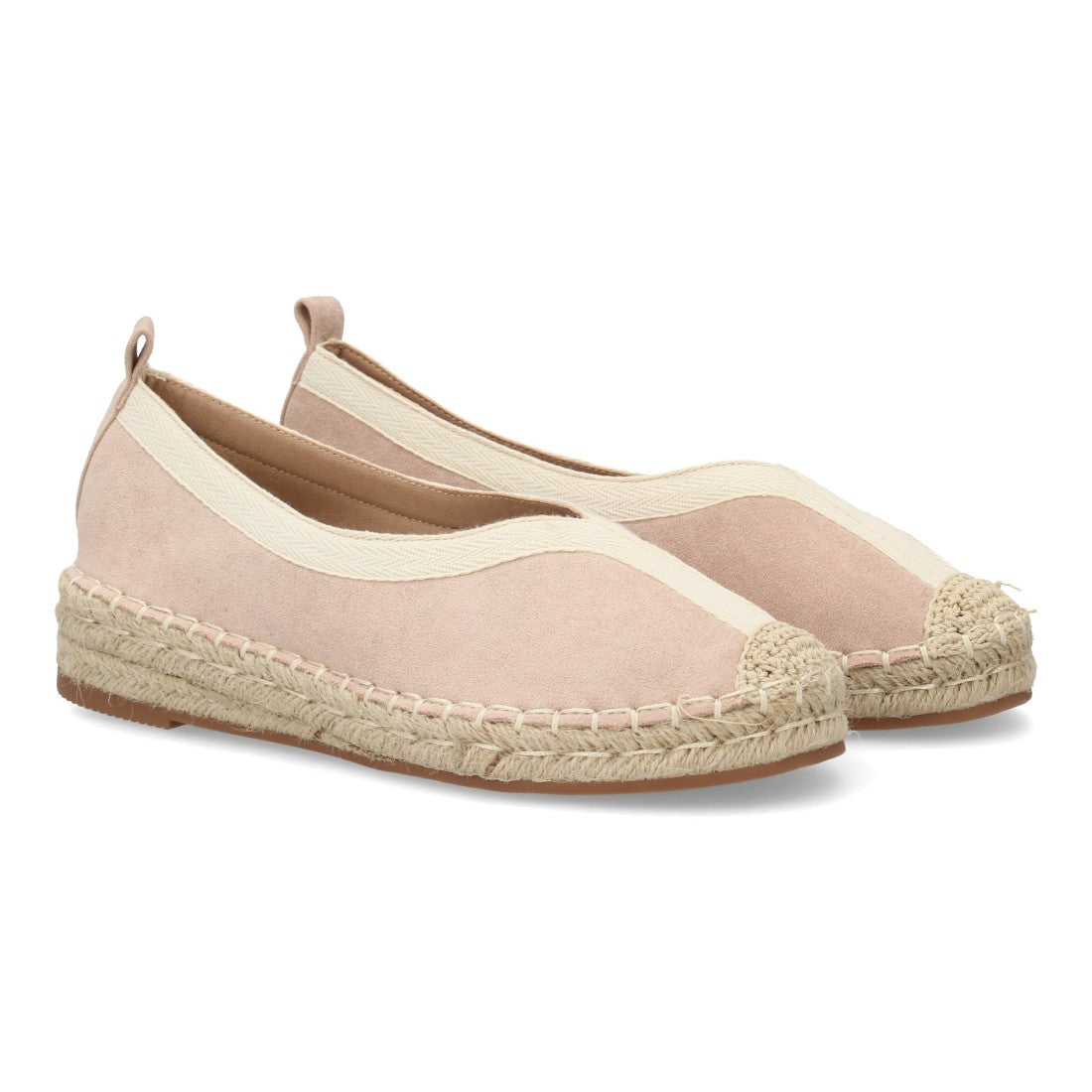 Alpargata plana rosa con punta cerrada y suela de yute tradicional.