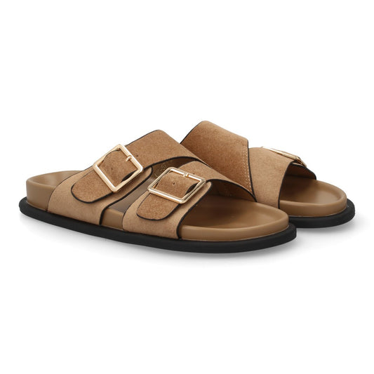Sandalia plana mujer color kaki con dos hebillas grandes doradas.