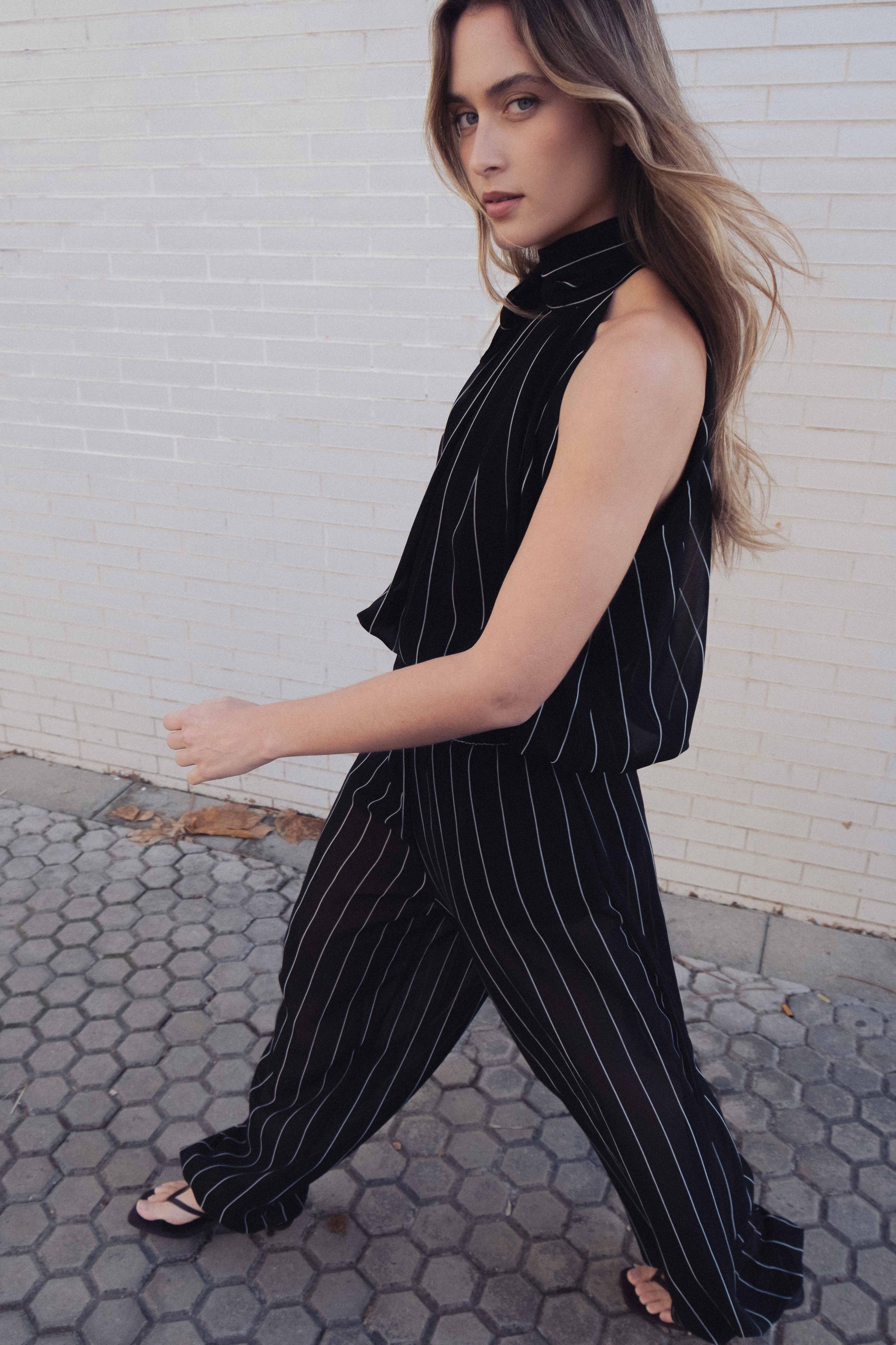 Pantalón bombacho de rayas verticales diseño español