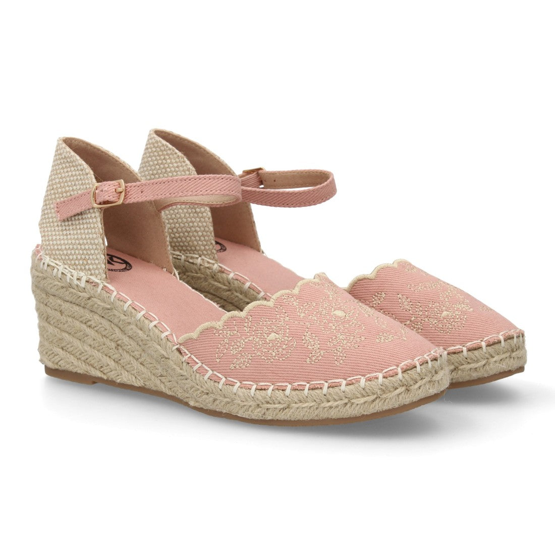 Sandalia rosa mujer con cuña y bordado floral decorativo en la parte frontal.