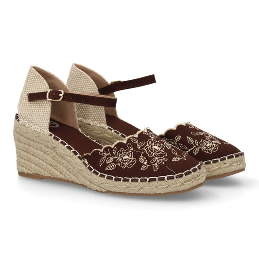 Sandalia valenciana marrón con bordados florales y plataforma de yute.