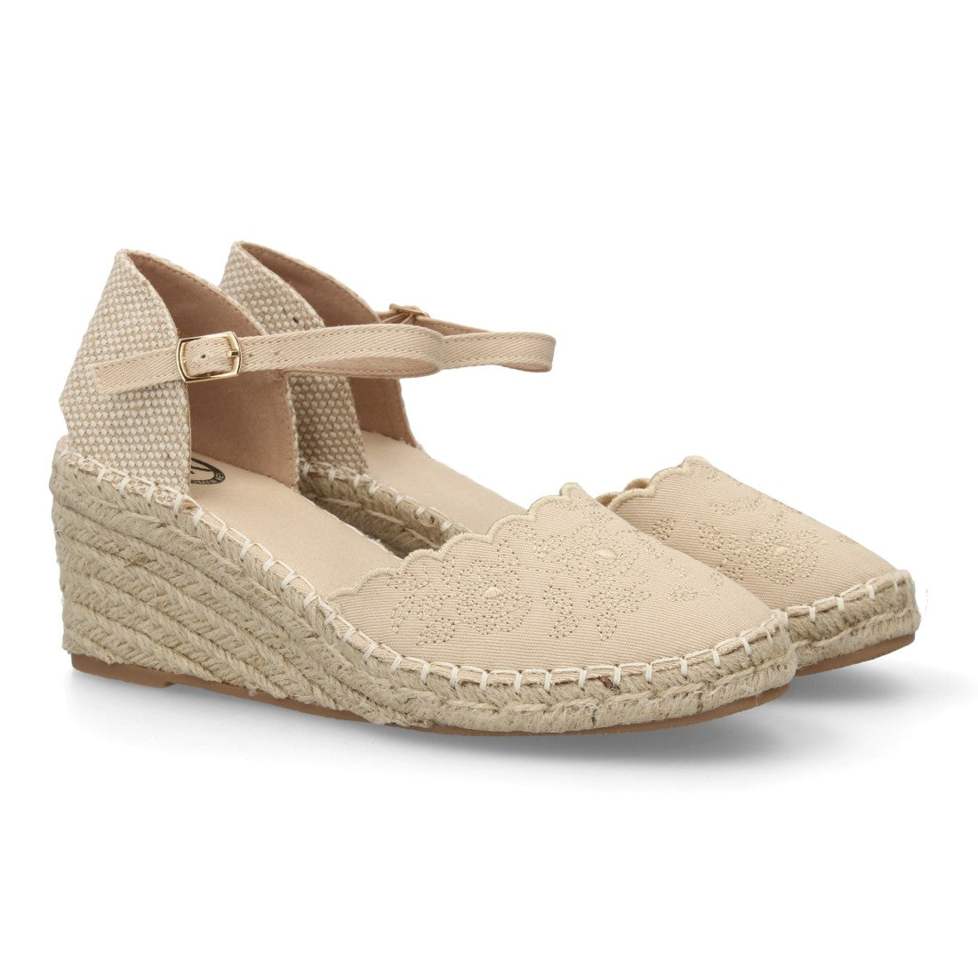 Alpargata cuña beige con bordado floral y cierre de hebilla al tobillo.