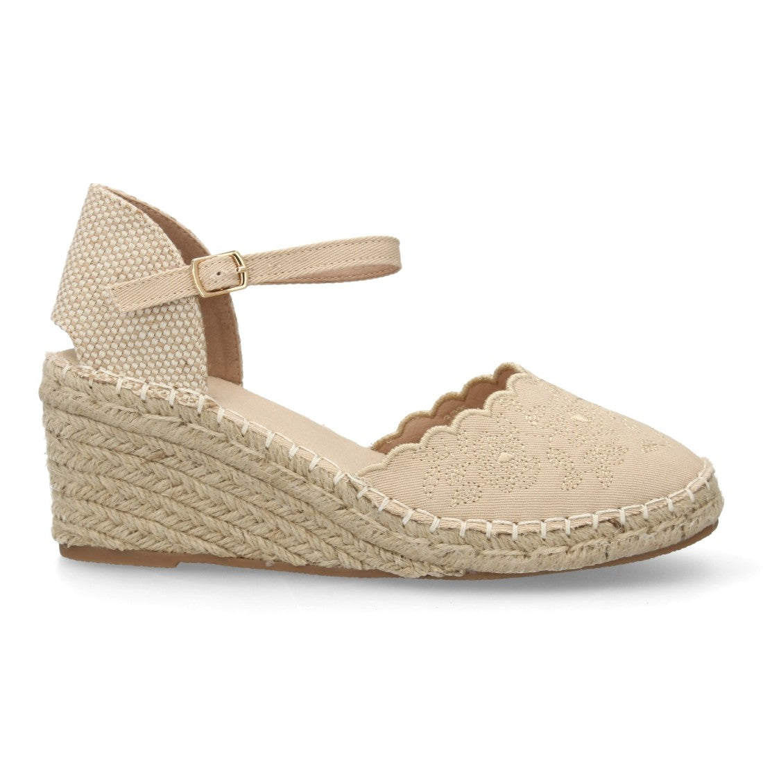 Alpargata cuña beige con bordado floral y cierre de hebilla al tobillo.