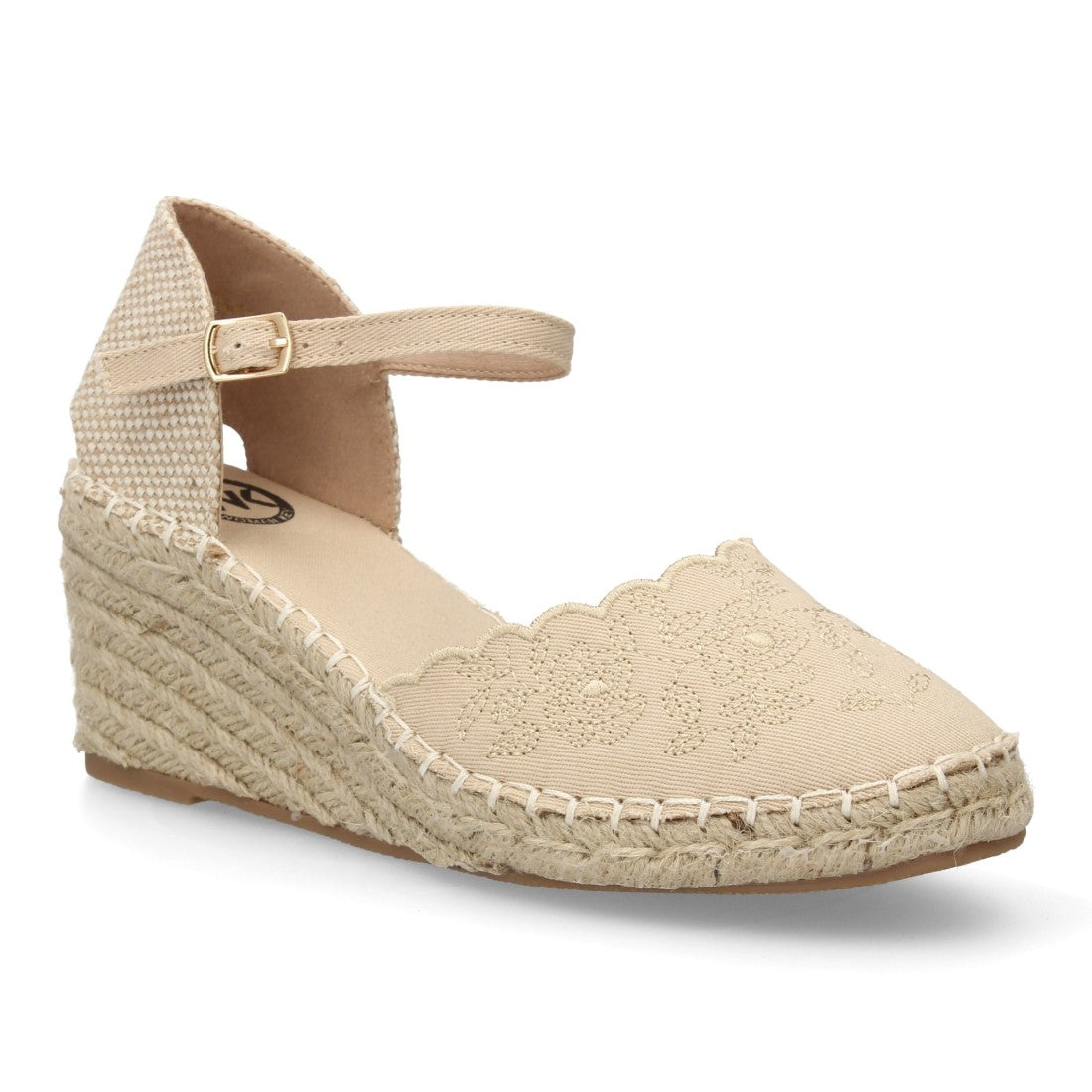 Alpargata cuña beige con bordado floral y cierre de hebilla al tobillo.