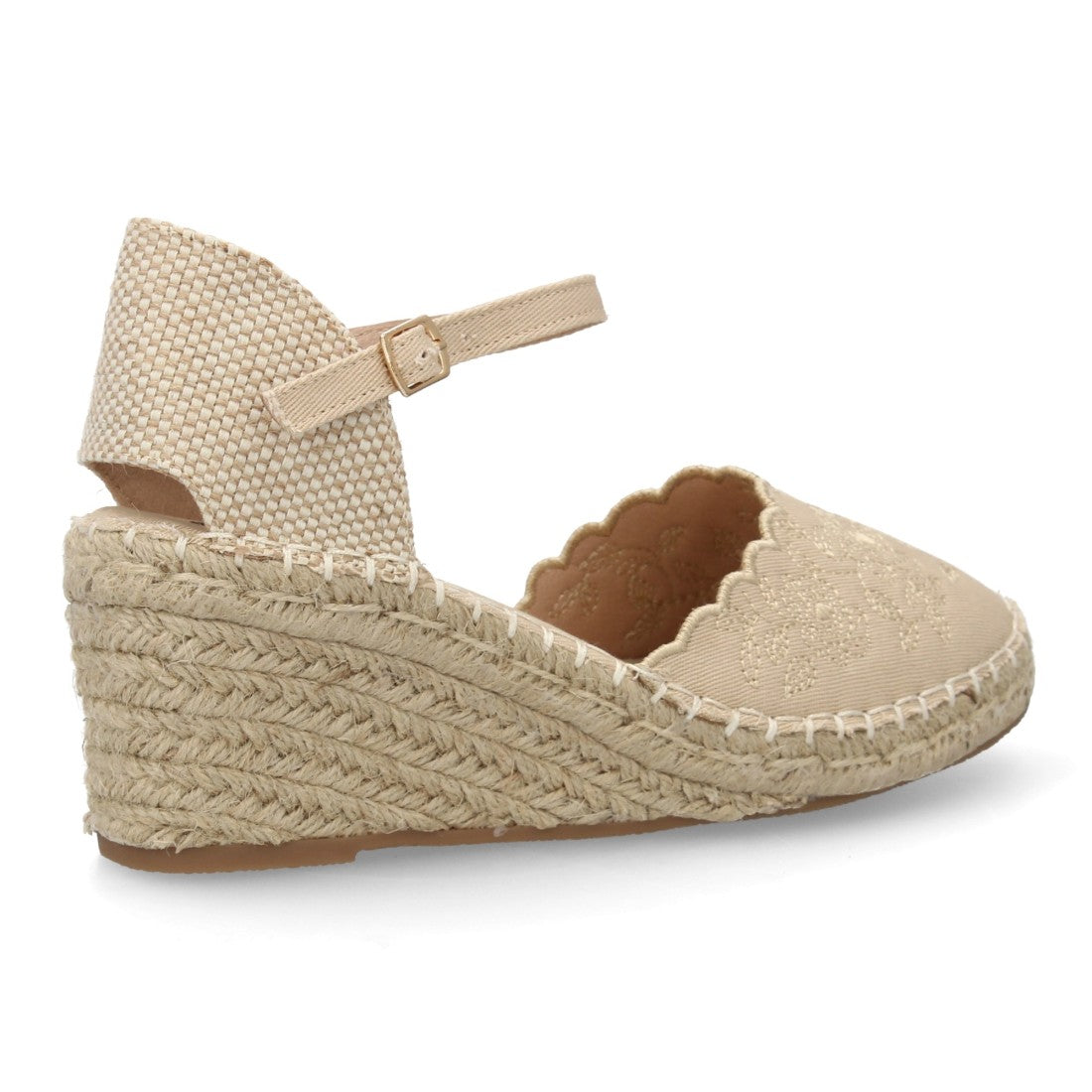 Alpargata cuña beige con bordado floral y cierre de hebilla al tobillo.