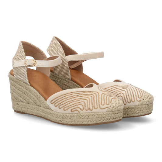 Sandalia valenciana beige con tachuelas metálicas y cuña de yute.