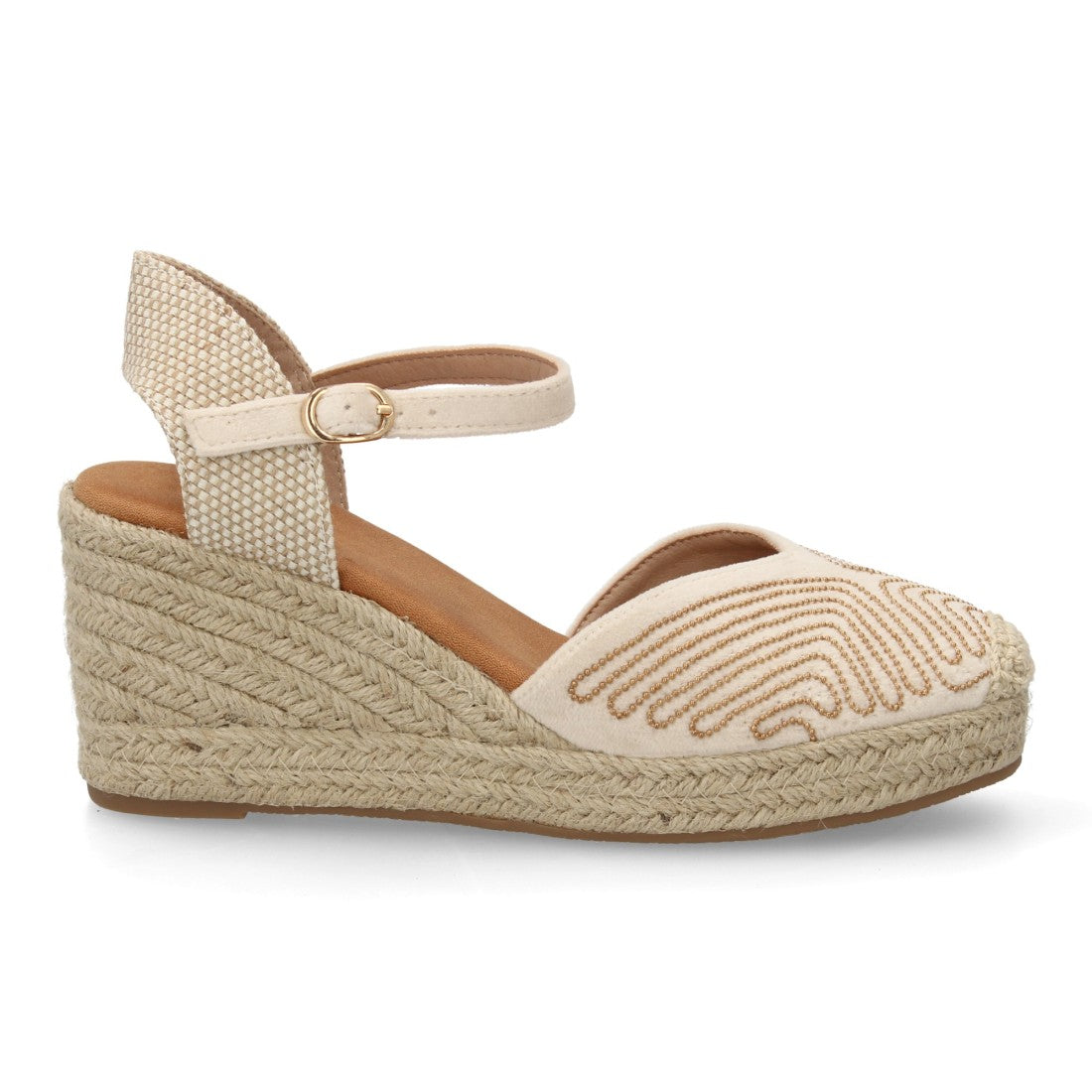 Sandalia valenciana beige con tachuelas metálicas y cuña de yute.