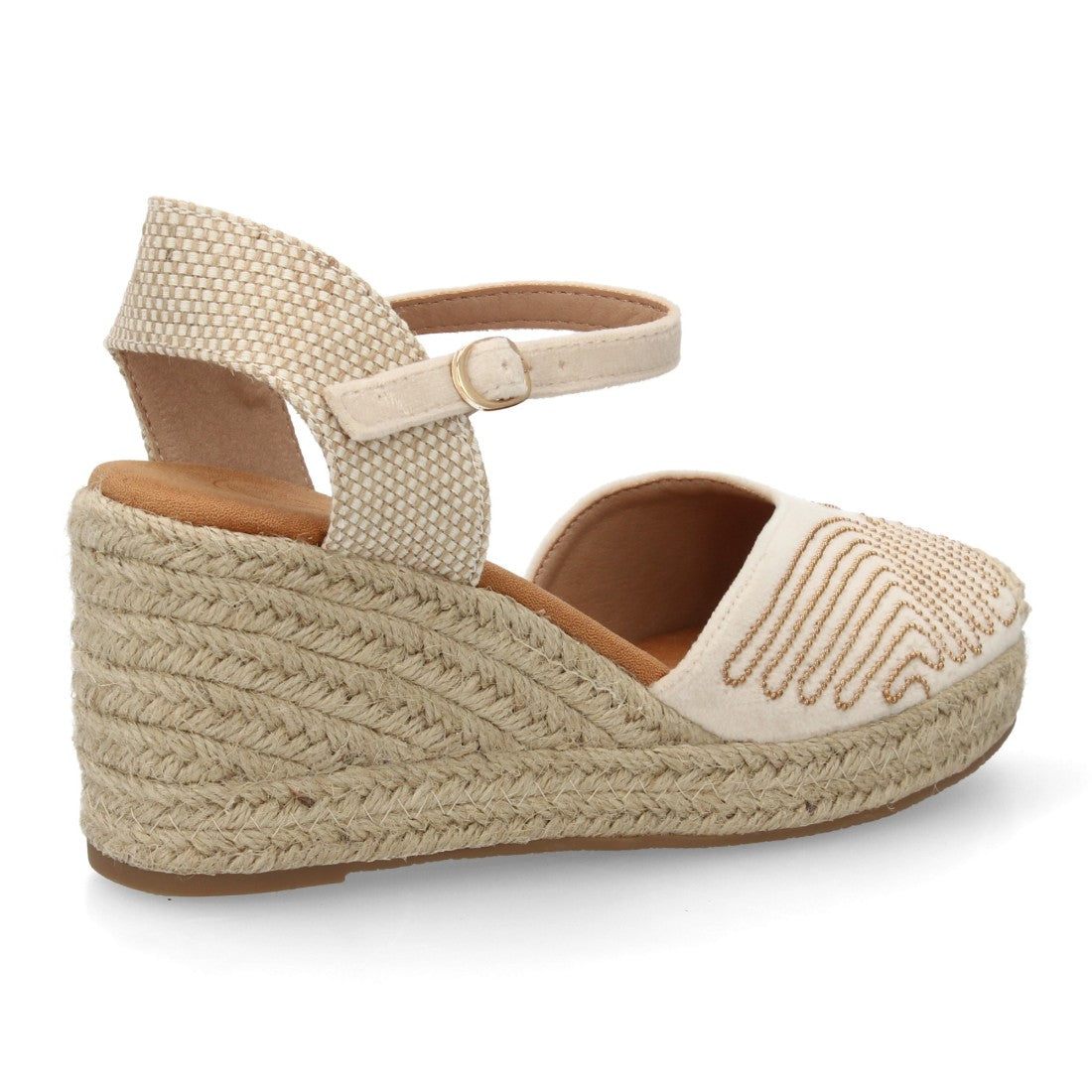 Sandalia valenciana beige con tachuelas metálicas y cuña de yute.