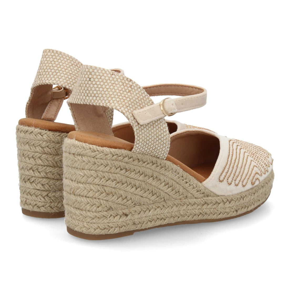 Sandalia valenciana beige con tachuelas metálicas y cuña de yute.