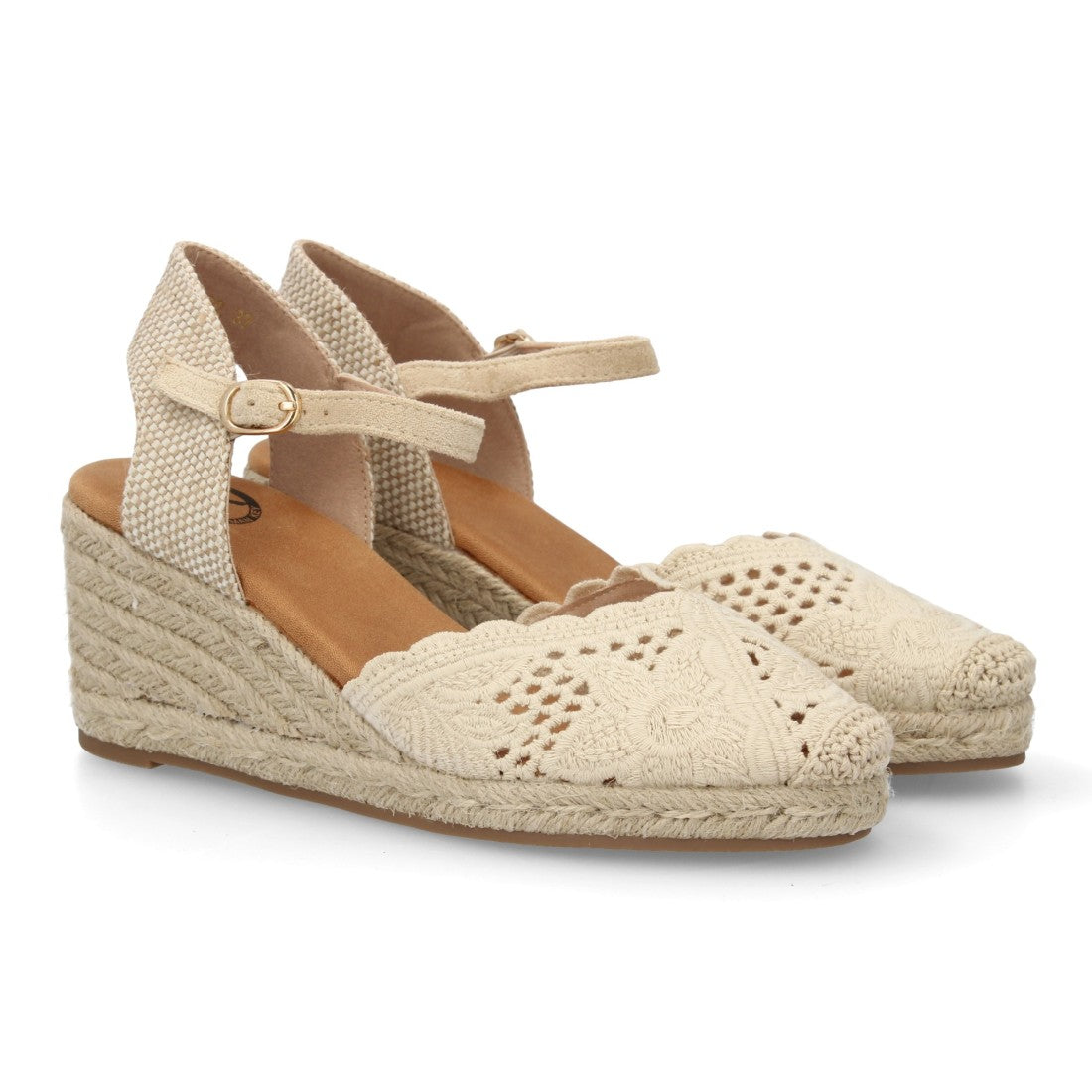 Alpargata valenciana beige con diseño calado transpirable y cuña.