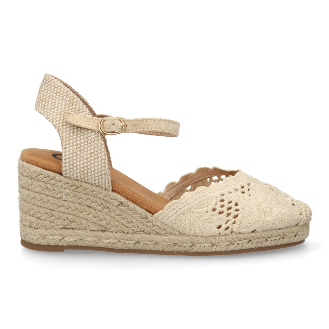 Alpargata valenciana beige con diseño calado transpirable y cuña.