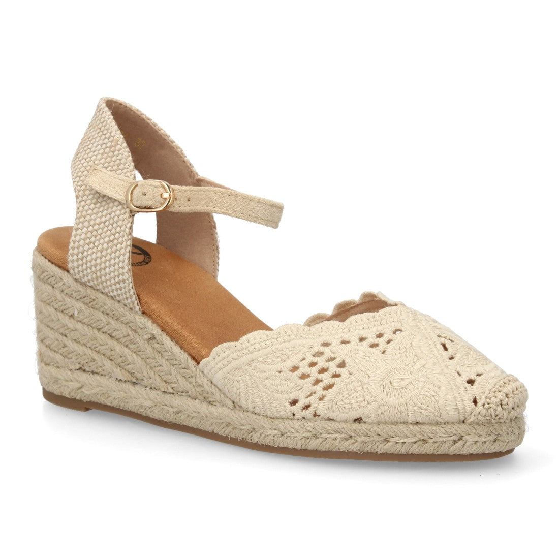 Alpargata valenciana beige con diseño calado transpirable y cuña.