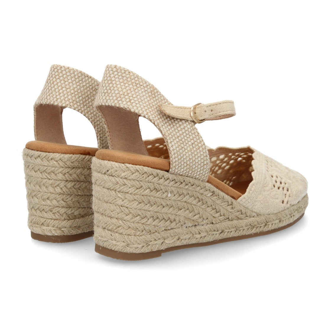 Alpargata valenciana beige con diseño calado transpirable y cuña.