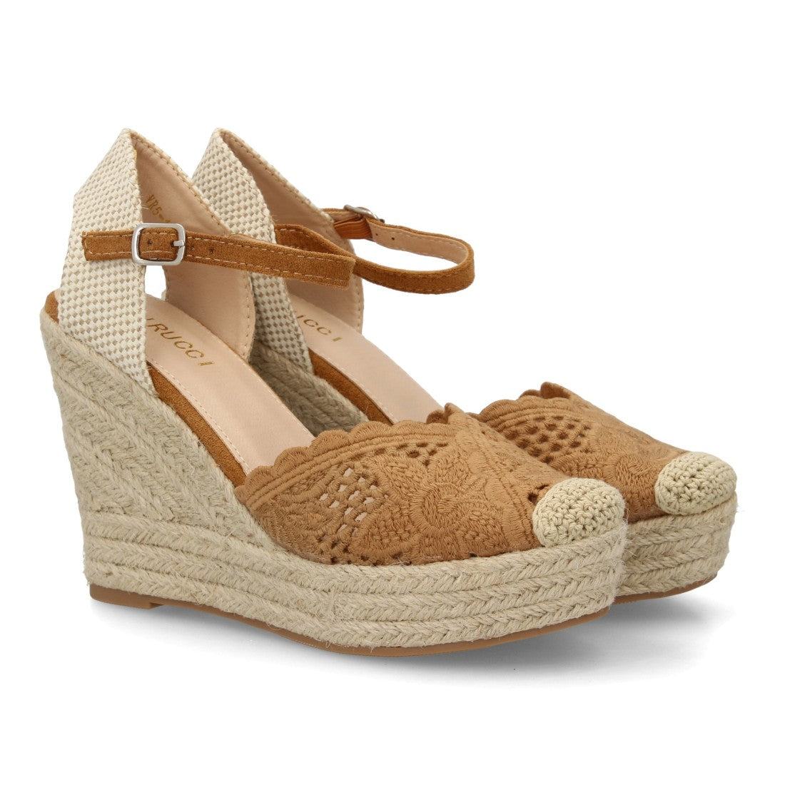Alpargata camel con diseño bordado en punta y cuña de esparto.