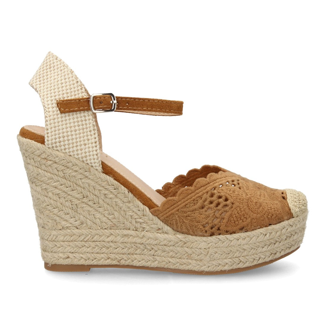 Alpargata camel con diseño bordado en punta y cuña de esparto.
