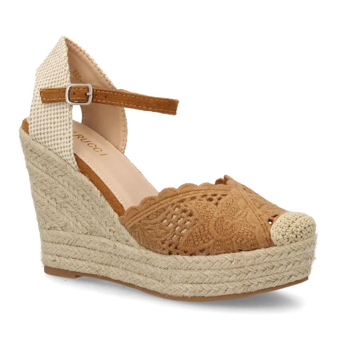 Alpargata camel con diseño bordado en punta y cuña de esparto.